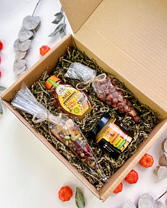 Подарочный набор «Глинт из рода Вейнов»: глинтвейн, фундук, мед, варенье